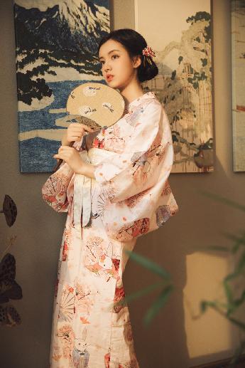 年轻的女孩在办公室推荐香水